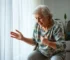 Idosa com Alzheimer sofre queda